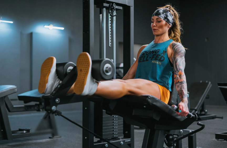 Як тренуватися з завитанням ніг та розгинальною машиною?