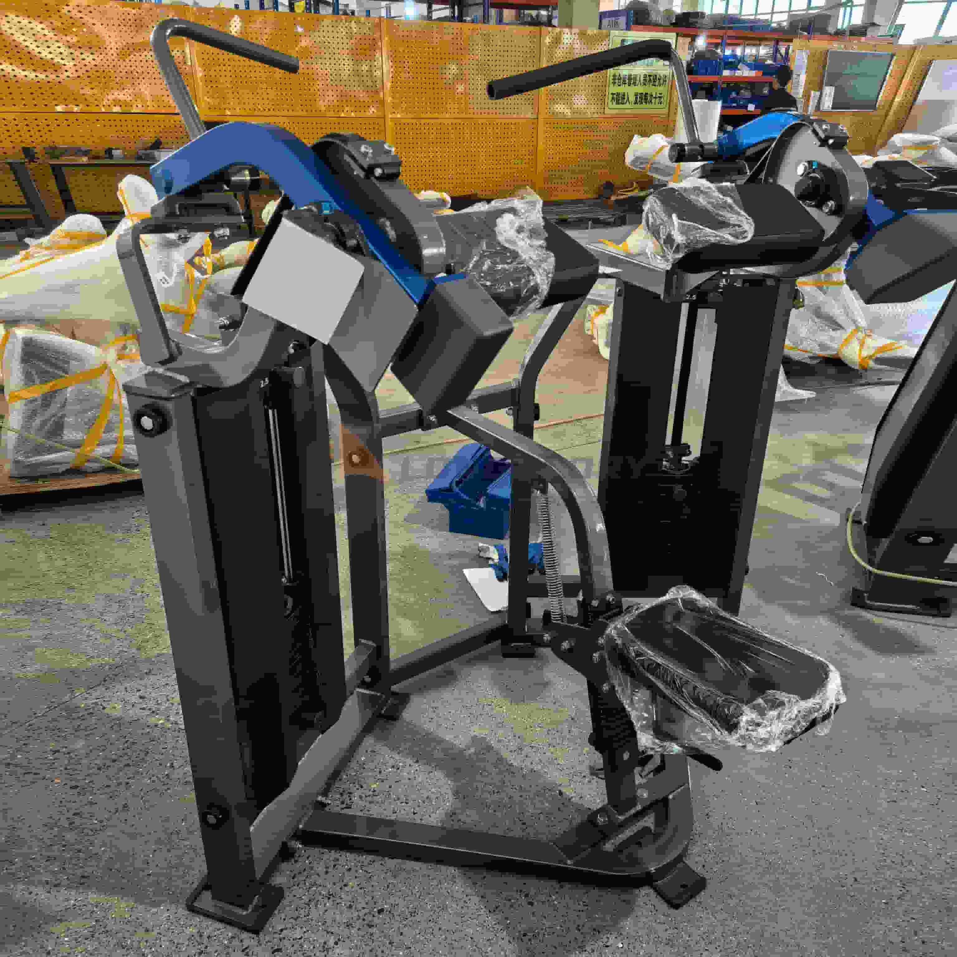 Машина для згинання біцепсів у тренажерному залі