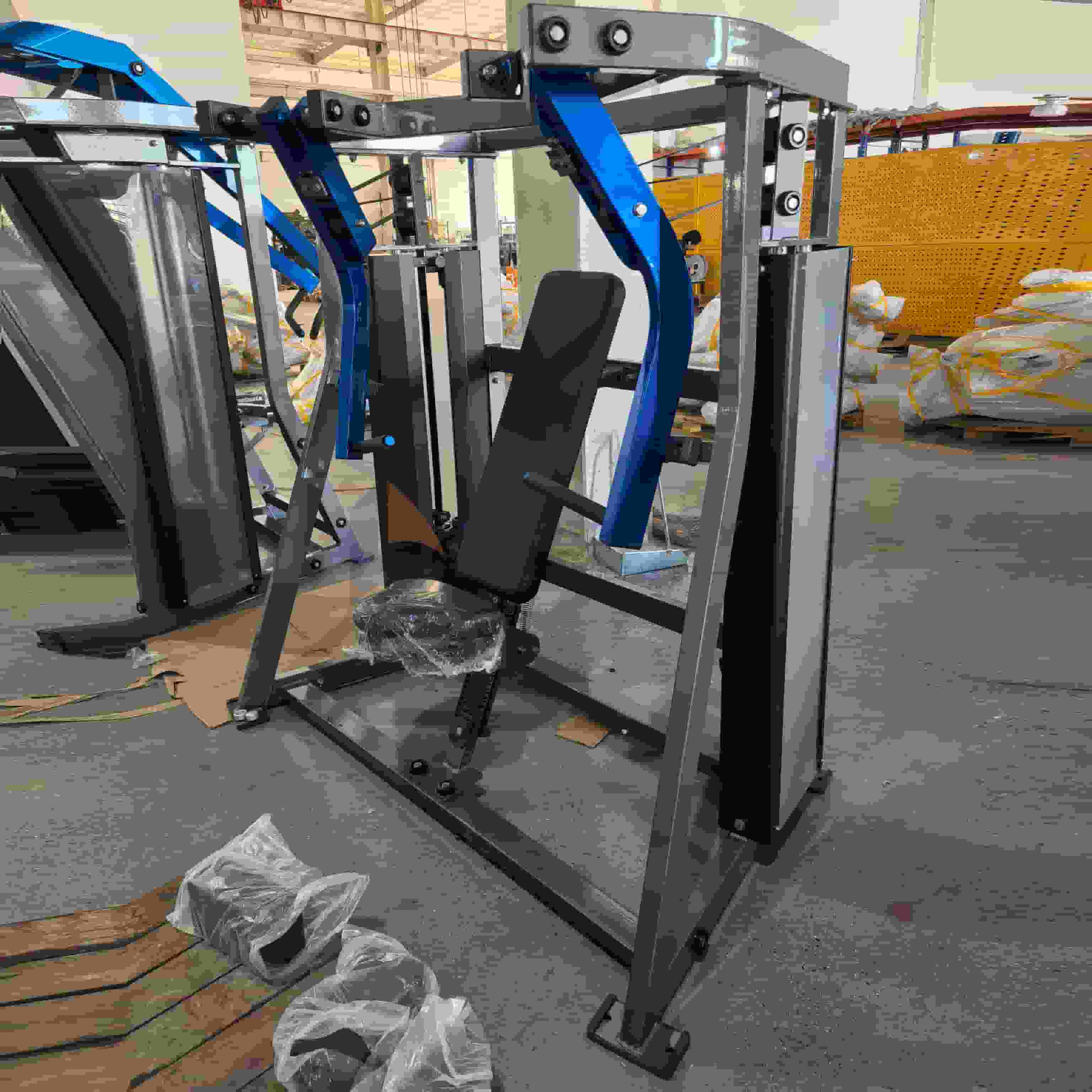 Жим від грудей у ​​нахилі з навантаженням